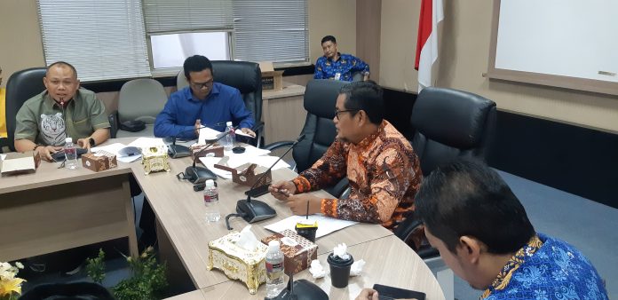 Rapat koordinasi (rakor) terkait implementasi Perwako Nomor 38 tahun 2020 tentang Petunjuk Pelaksanaan Kegiatan Pembangunan Sarana dan Prasarana Kelurahan (PSPK dan Pemberdayaan Masyarakat). Rakor digelar di Ruang Serbaguna Lantai I Gedung DPRD Kota Batam. (payus)