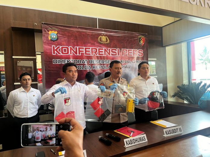 Direktorat Reserse Kriminal Umum (Ditreskrimum) Polda Kepri menangkap pelaku pencurian sepeda motor dengan kekerasan di Batam yang menggunakan senjata api rakitan dan satu penada barang. (Payus)