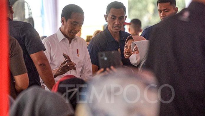 Istana Klaim Jokowi Tak Ajak Risma Bagikan Bansos Bukan karena Kader PDIP
