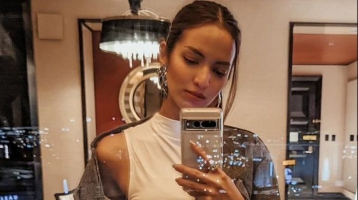 Lebih Sultan dari iPhone, Ponsel Nia Ramadhani saat Mirror Selfie Curi Perhatian