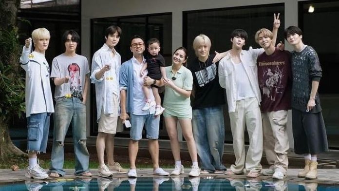 Raffi Ahmad Sambut Kedatangan NCT 127 di Rumahnya, Doyoung Ajak Cipung Selfie