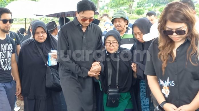 Sambil Menyeka Air Mata, Anji Turun Langsung Makamkan Jenazah Ayah