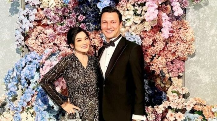 Fix Beragama Islam! Ini 7 Potret Titi Kamal Umrah Bareng Christian Sugiono, Rayakan Anniversary ke-15