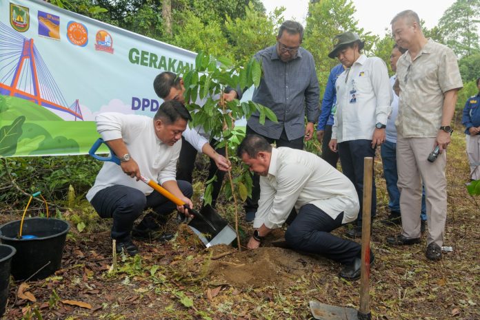 DPD REI Khusus Batam terus melakukan gerakan kebaikan dalam melestarikan lingkungan. Bersamaan dengan Musyawarah Daerah, mereka melakukan penanaman seribu pohon di Kota Batam. Banyak manfaat dari penanaman pohon ini untuk kehidupan ke depan. (IST)