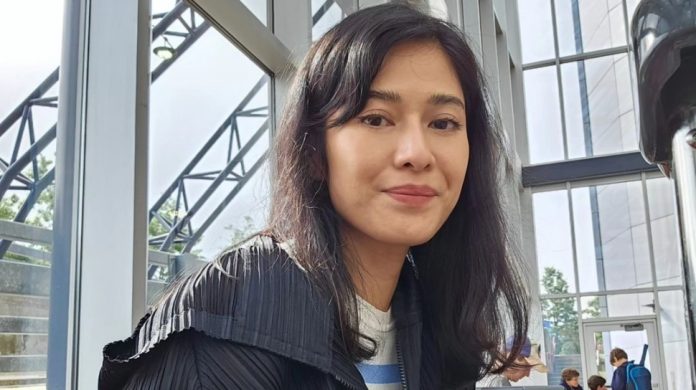 Momen Dian Sastrowardoyo Asyik NgeDJ, Gaya Busananya Tuai Pujian: Elegan!