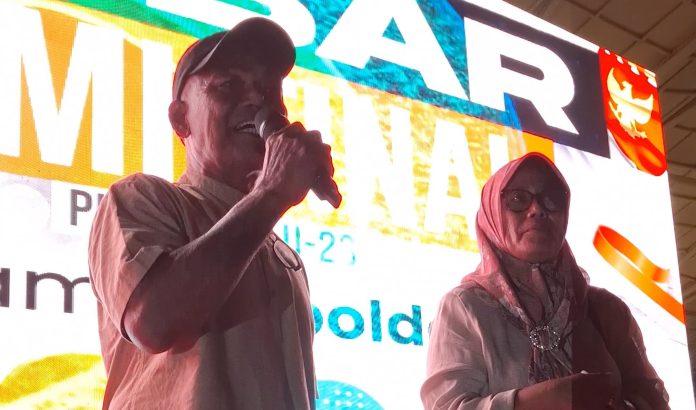 Ayahanda Ramadhan Sananta, Syahriman mengungkapkan keharuannya saat diminta untuk maju ke atas panggung utama Dataran Engku Puteri, Kota Batam, Provinsi Kepulauan Riau (Kepri). Ia tampak menyapa masyarakat yang ikut Nobar Timnas Indonesia. (PAYUS)