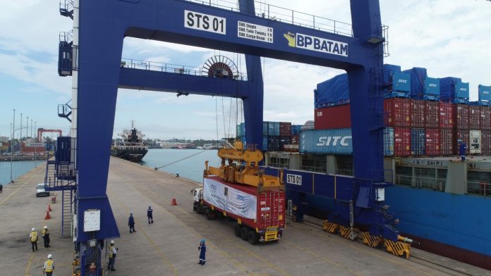 Kondisi di Pelabuhan Batu Ampar. Triwulan I 2024, Volume Peti Kemas Terminal Batu Ampar Meningkat 10%. (HUMAS BP BATAM)