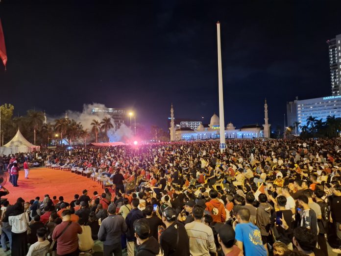 Ribuan masyarakat Kota Batam terlihat antusias nonton bareng (nobar) pertandingan Timnas Indonesia melawan Uzbekistan dalam babak semifinal Piala Asia U-23 Qatar. Nobar bersama Kapolda Kepri Irjen Pol Yan Fitri Halimansyah itu digelar di Dataran Engku Putri Batam Center, Senin (29/4/2024) malam. (PAYUS)