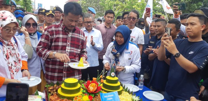 Wali Kota Batam sekaligus Kepala BP Batam, Muhammad Rudi memotong tumpeng disela-sela aksi unjuk rasa Hari Buruh Internasional di depan Kantor Wali Kota Batam, Rabu (1/5/2024)