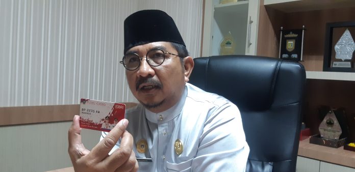 Kepala Badan Pengelolaan Pajak dan Retribusi Daerah (BP2RD) Provinsi Kepri, Diky Wijaya menunjukkan contoh kartu Fuel Card Plus, Kamis (2/5/2024). (PAYUS)