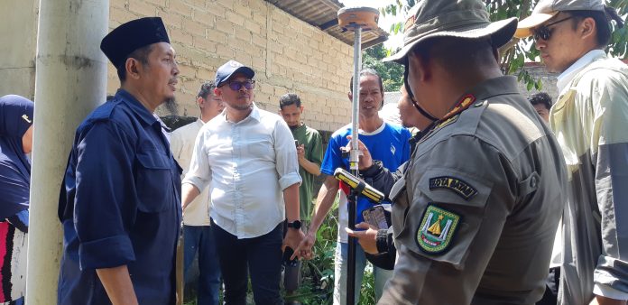 Ketua DPRD Kota Batam melakukan inspeksi mendadak (sidak) ke Jalan Letjen Suptapto depan Jalan Tembesi Tower RW 16, Kota Batam, Provinsi Kepulauan Riau (Kepri), Selasa (14/5/2024). (Roma Uly Sianturi)