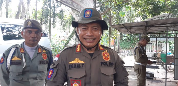 Kepala Satuan Polisi Pamong Praja (Kasatpol PP), Imam Tohari ikut melakukan Inspeksi Mendadak (Sidak) bersama DPRD Kota Batam ke Permukian Warga di Tembesi Tower, Kota Batam, Provinsi Kepri, Selasa (14/5/2024).