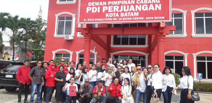 Ketua Pimpinan Anak Cabang (PAC) PDI Perjuangan Kecamatan Bengkong, Kota Batam, Provinsi Kepulauan Riau, Udin P Sihaloho, secara resmi menyerahkan dokumen pendaftaran ke DPC PDI Perjuangan Kota Batam, sebagai bakal calon (Balon) Wakil Wali Kota (Cawawako). Udin menjadi figur internal PDIP pertama, yang menyerahkan dokumen ke partainya. (Roma Uly Sianturi)