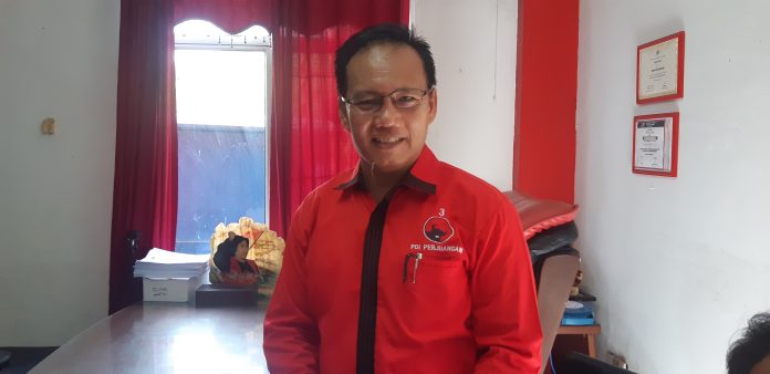 Politisi sekaligus Mantan anggota DPRD Kota Batam, Udin P Sihaloho mendorong Perwako 22/2020 untuk direvisi. (uly)