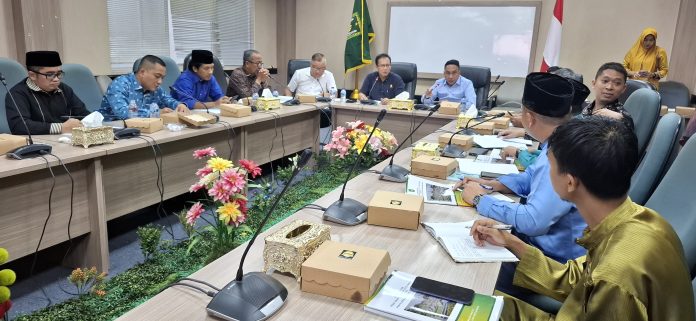 Panitia Khusus (Pansus) mulai membahas Rancangan Peraturan Daerah (Ranperda) Pemakaman. Rapat ini dipimpin oleh Ketua Pansus Ranperda Pemakaman, Udin P Sihaloho di ruang Serbaguna Kantor DPRD Kota Batam, Rabu (23/5/2024). (Roma Uly Sianturi)