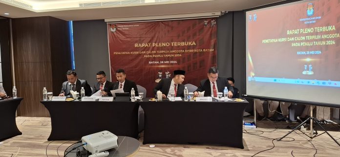 Komisi Pemilihan Umum (KPU) Kota Batam menetapkan 50 Anggota DPRD Kota Batam Periode 2024 - 2029 dalam rapat pleno terbuka. Berlangsung di Hotel Artotel Kota Batam, Provinsi Kepulauan Riau (Kepri), Selasa (28/5/2024) sekira pukul 15.00 WIB. (Roma Uly Sianturi)