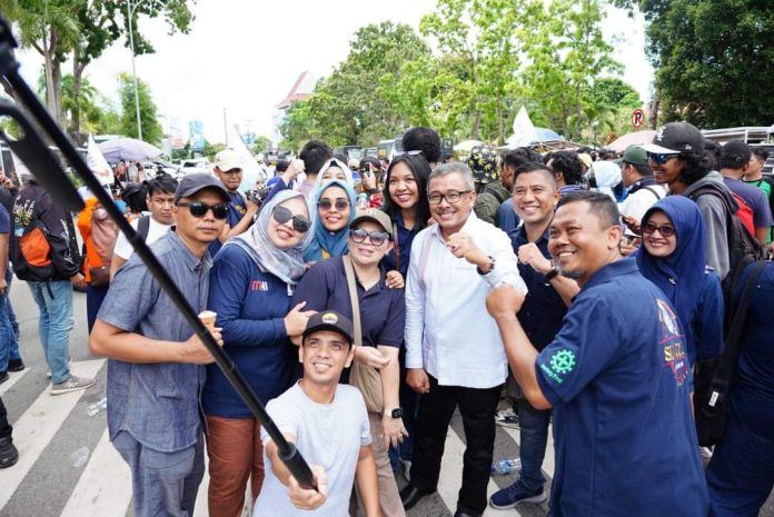 Sekretaris Daerah Kota Batam, Jefridin Hamid mengaku masih menunggu hasil survey elektabilitas untuk maju Pilkada. Hal ini diungkapkan usai menemui buruh yang melakukan aksi unjuk rasa saat Hari Buruh Internasional, Rabu (1/5/2024).