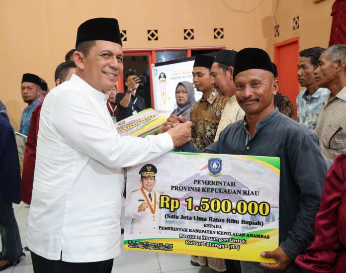Gubernur Kepri Ansar Ahmad menyerahkan secara simbolis bantuan kepada masyarakat di Kabupaten Anambas. Foto : ist