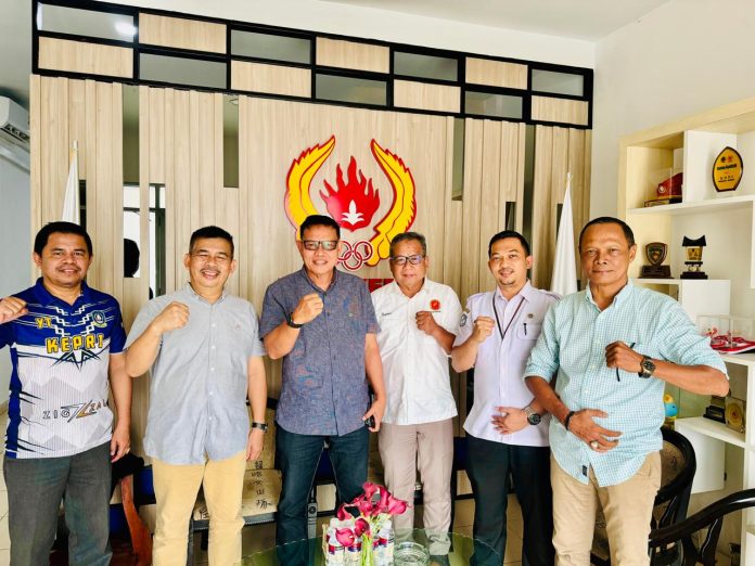 Ketua Umum KONI Provinsi Kepri, Usep RS bersama pengurus konsultasi untuk kesuksesan PON XXI Aceh-Sumut dengan pakar Sport Science Prof. Syahrial dari Universitas Negeri Padang. Foto : ist