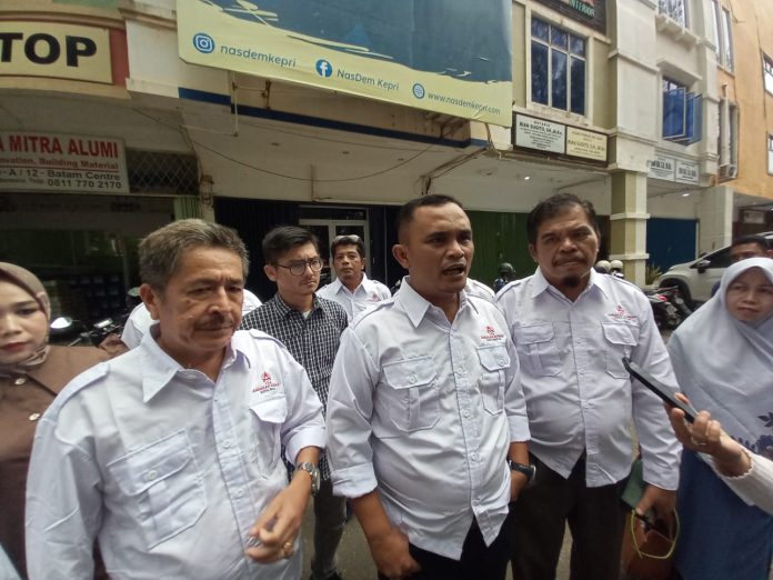 Tim Amsakar Achmad Kota Batam mengambil formulir pendaftaran bakal calon Kepala Daerah ke Kantor DPW Partai Nasional Demokrat (NasDem) Kepulauan Riau (Kepri), Jumat (10/5/2024) sekira pukul 15.00 WIB. Tepatnya di Ruko Accelence Blok A/15 Pasir Putih, Batam Center, Kota Batam Provinsi Kepri. (Roma Uly Sianturi)