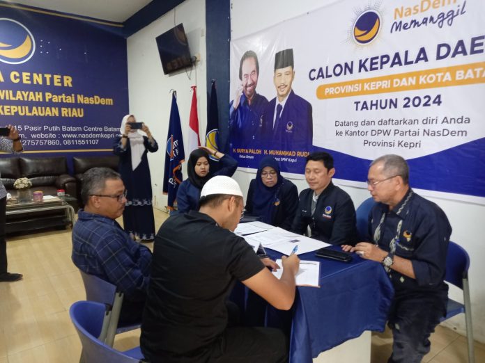 Sekretaris Daerah (Sekda) Kota Batam, Jefridin Hamid mengembalikan berkas formulir pendaftaran penjaringan bacalon kepala daerah tingkat Kota Batam di Kantor DPW Partai Nasdem Kepri, Pasir Putih, Batam Center, Kota Batam (Roma Uly Sianturi)