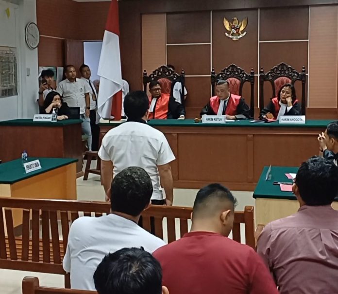 Direktur PT Batam Riau Bertuah Roma Nasir berdiri saat majelis hakim membacakan vonis terhadap dirinya. Ia dinyatakan bebas dari segala tuntutan atas perbuatannya. Foto : Tengku Bayu
