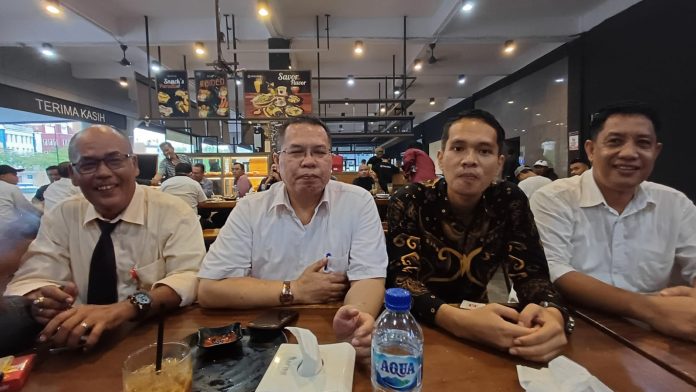Niko Nixon Situmorang bersama pengacara dari Direktur PT BRB Roma Nasir Hutabarat memberikan keterangan pers tentang vonis onslag dari majelis hakim PN Batam. Foto : Tengku Bayu