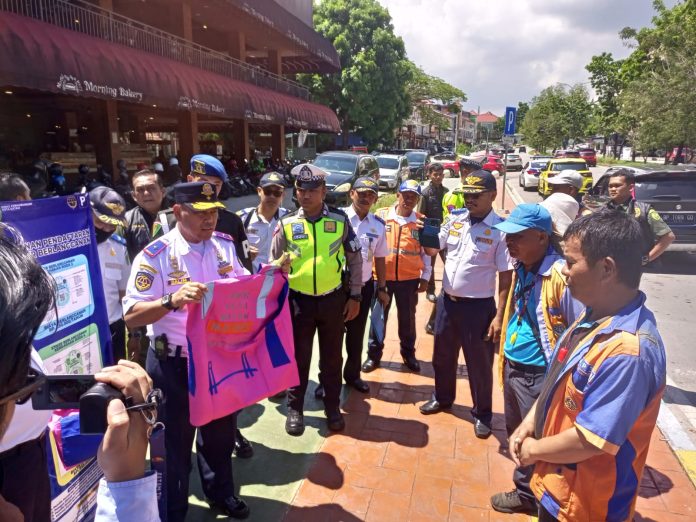 Dinas Perhubungan (Dishub) Kota Batam mencatat ada sebanyak 422 titik parkir di Kota Batam, Provinsi Kepulauan Riau (Kepri). Adapun jumlah juru parkir (jukir) di tepi jalan yang terdata sebanyak 585 orang.