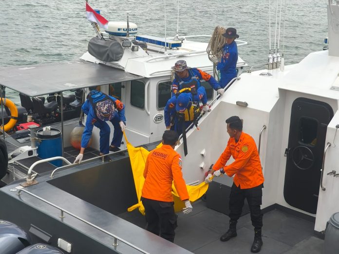 Tim Pencarian dan pertolongan (Search and Rescue/SAR) gabungan menemukan jasad korban yang diduga bunuh diri dengan meloncat dari Jembatan Barelang di Pulau Kasu, Kota Batam, Kepulauan Riau. (ISTIMEWA)