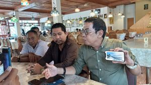 Baju Hijau - Pembina PRGB Osman Hasyim, Bang Long dan Ketua PRGB Sani, tengah konferensi untuk mengusulkan Tanjung Banon menjadi Kawasan Budaya Melayu. Foto: Tengku Bayu 
