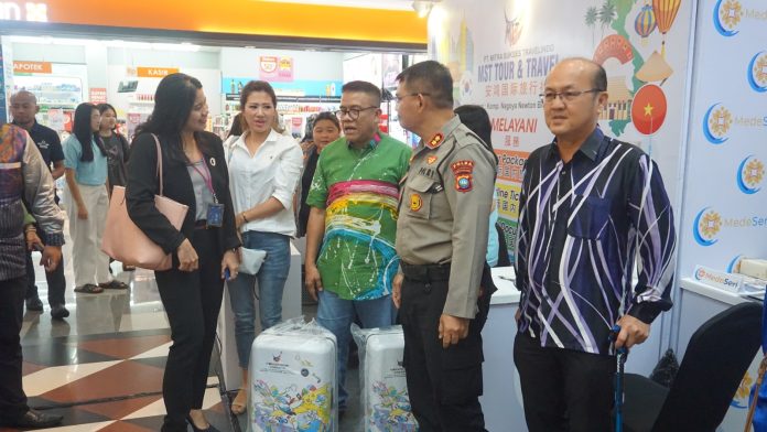Kepala Dinas Kebudayaan dan Pariwisata (Disbudpar) Kota Batam, Ardiwinata, mewakili Wali Kota Batam, Muhammad Rudi, membuka secara resmi ASITA Mega Tourism Expo 2024 di Mega Mall, Batam Centre, Kota Batam, Provinsi Kepulauan Riau (Kepri), Rabu (15/5/2024). (Disbudpar Kota Batam)