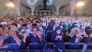 Puluhan Ribu umat Islam di Batam hadiri Kepri Bersholawat yang dipimpin Habib Syech bin Abdul Qodir Assegaf di masjid Sultan Mahmud Riayat Syah, Kota Batam. Foto : Tengku Bayu