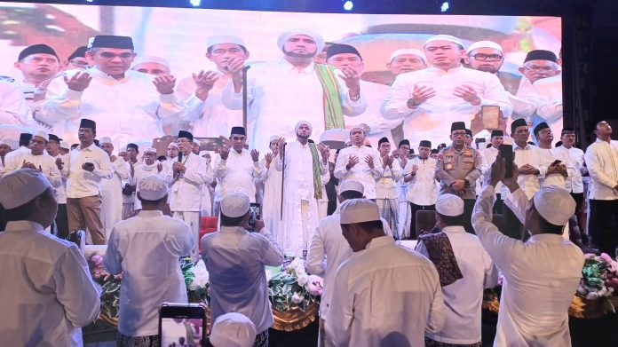 Habib Syech Bin Abdul Qadir Assegaf, Wakil Ketua MPR RI Ahmad Muzani, Anggota DPR RI Terpilih Endipat Wijaya dan para tokoh serta pejabat utama berdoa bersama untuk menuju Indonesia Maju di Kepri Bersholawat. Foto : Tengku Bayu