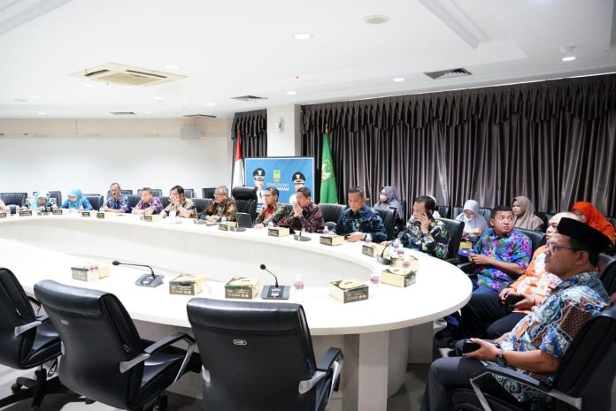 Pemko Batam akan membuka donasi untuk musibah banjir dan longsor di Sumatera Barat. Rapat koordinasi dipimpin Sekretaris Daerah Kota Batam, Jefridin Hamid di Ruang Rapat Embung Fatimah Lantai IV Kantor Wali Kota, Kamis (16/05/2024). (Diskominfo Kota Batam)