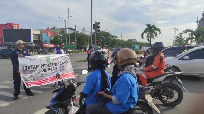 Pemerintah Kota (Pemko) Batam mulai membuka Posko Batam Peduli Bencana Sumatera Barat, Jumat (17/5/2024). Ada 3 titik, di antaranya Kantor Dinsos Kota Batam di Sekupang, Simpang Gelael dan Simpang Kepri Mall. (Diskominfo Kota Batam)