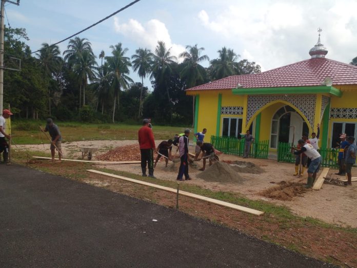Masyarakat Tanjung Teriting saat gotong royong membangun jalan di Mesjid Baburrahman dengan bantuan anggaran dari Gubernur Kepri, Nasar Ahmad. Foto : Tengku