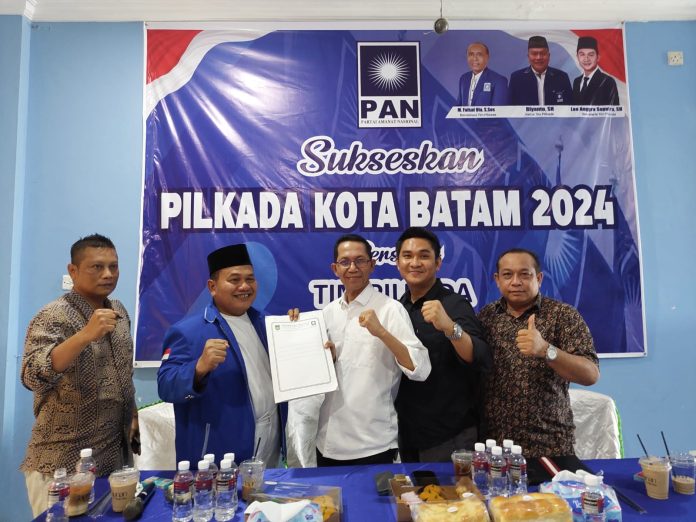 Membuktikan keseriusannya maju diajang Pilkada 2024, Wakil Wali Kota Batam, Amsakar Achmad mengembalikan formulir pendaftaran ke DPD Partai Amanat Nasional (PAN) Batam, Jumat (17/5/2024) sore. Terlihat Amsakar datang ke Rumah PAN Batam hanya didampingi oleh sopir pribadinya. (Roma Uly Sianturi)