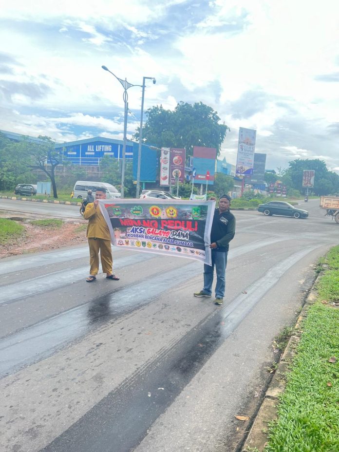 Gema Minang Kota Batam Peduli bencana. Mereka meminta sumbangan dari warga Batam yang nantinya akan diserahkan untuk korban yang terkena bencana di Sumatera Barat. Foto : ist