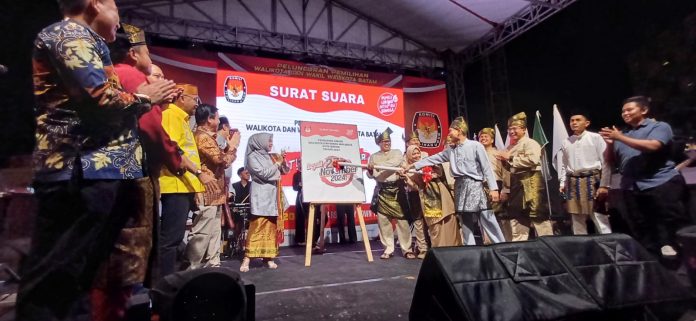 KPU Kota Batam meluncurkan Pemilihan Kepala Daerah (Pilkada) Walikota dan Wakil Walikota di kawasan Harbour Bay Downtown, Kota Batam, Provinsi Kepulauan Riau (Kepri), Sabtu (18/5/2024) malam. (Roma Uly Sianturi)