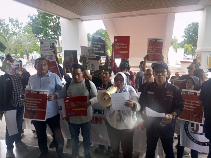 Sejumlah jurnalis/wartawan menggelar aksi unjuk rasa di depan kantor DPRD Kota Batam, Senin (27/05/2024) sekira pukul 10.00 WIB. Demo penolakan RUU Penyiaran di Batam ini, diikuti para insan pers dari berbagai organisasi. (Roma Uly Sianturi)
