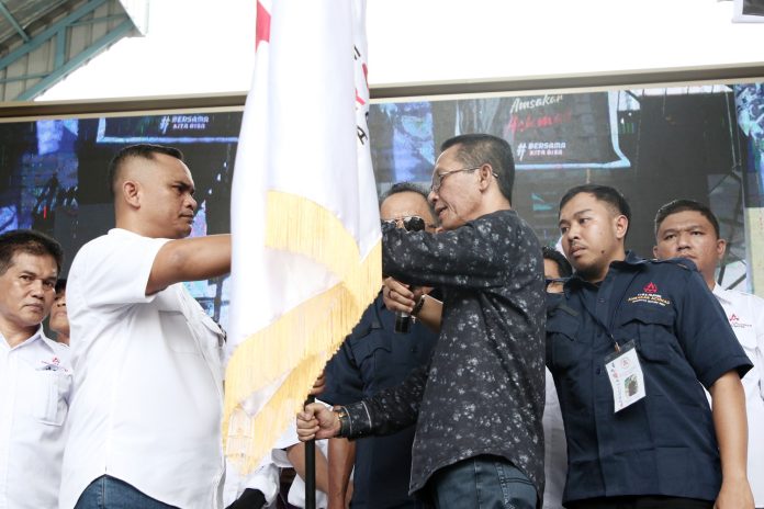 Ribuan pendukung dan simpatisan membludak saat menghadiri pengukuhan Tim Amsakar Achmad di Pasar Kuliner, Tembesi, Minggu (26/5/2024). Pendukung yang awalnya diperkirakan mencapai tiga ribu orang, namun membludak hingga lima ribu lebih. (Istimewa)