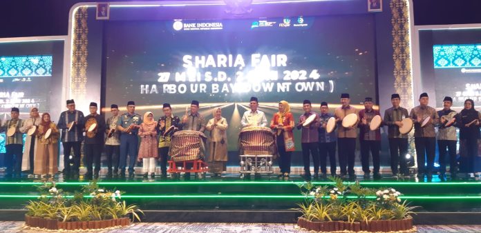 Bank Indonesia (BI) Provinsi Kepulauan Riau melibatkan sekitar 112 Usaha Mikro Kecil dan Menengah (UMKM) unggulan dalam Festival Ekonomi Syariah (Fesyar) Regional Sumatera 2024. Pembukaannya ditandai dengan pemukulan rebana oleh Gubernur Kepri, Ansar Ahmad, Kepala BI Kepri, Suryono dan lainnya (Roma Uly Sianturi)