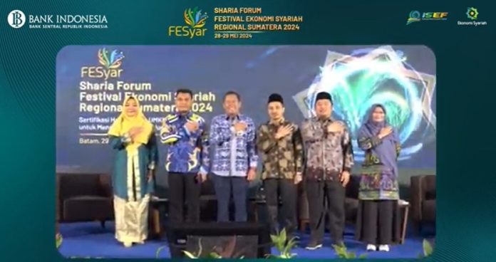 Seminar Festival Ekonomi Syariah (FESyar) Regional Sumatera 2024. Bertajuk sertifikasi halal produk UMKM untuk mendukung Halal Value Chain di Indonesia di Aula Politeknik Batam, Rabu (29/5/2024). (Roma Uly Sianturi)