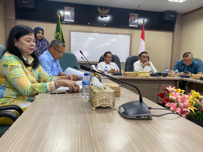 Tim Panitia Khusus (Pansus) Rancangan Peraturan Daerah (Ranperda) Pemakaman DPRD Kota Batam melakukan pembahasan kedua, Rabu (29/5/2024). (Roma Uly Sianturi)