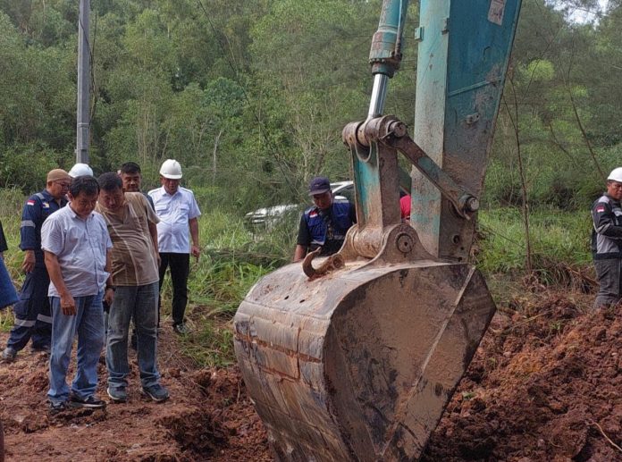 Suplai air bersih mengalami hambatan akibat gangguan sistem kelistrikan di Instalasi Pengolahan Air Minum Duriangkang. Kabel listrik yang berada 200 meter dari pengolahan air, terputus akibat tergeruk oleh alat berat di Instalasi Pengolahan Air (IPA) 5 Duriangkang. (IST)
