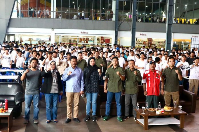 Ketua KONI Batam Rani Rafitriyani, Walikota Batam Muhammad Rudi, Wakil Gubernur Kepri Marlin Agustina foto bersama para pemain E-Sport pada event Piala Halalbihalal 2024. Foto : tengku bayu