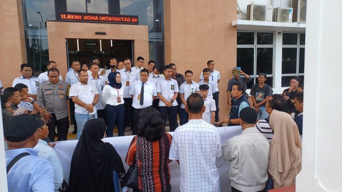 Perwakilan dari PN Batam menemui para korban dari PT BRB di depan kantor pengadilan. Korban dari PT BRB meminta PN Batam agar memberikan keadilan bagi mereka. Foto : Tengku Bayu