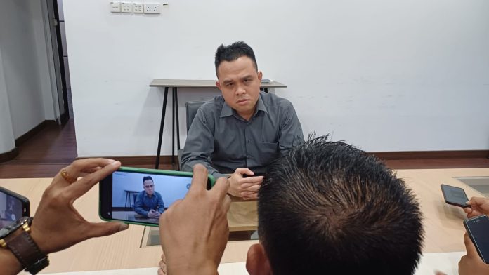 Kepala Seksi Informasi dan Komunikasi Keimigrasian Kantor Imigrasi Kelas I Khusus TPI Batam Kharisma Rukmana mengatakan pihaknya kembali menyelenggarakan layanan paspor simpatik. (Tengku Bayu)