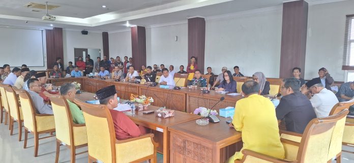 Komisi IV DPRD Kota Batam mengadakan Rapat Dengar Pendapat (RDP) terkait Pemutusan Hubungan Kerja (PHK) sepihak yang dilakukan oleh PT Indotirta Suaka Pulau Bulan Batam milik Salim Grup. (Roma Uly Sianturi)