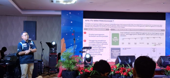 Sales Area Manager Kepri PT Pertamina Patra Niaga, Bagus Handoko saat menjelaskan realisasi penggunaan produk BBM jenis Pertalite dan Biosolar dalam Briefing Media di Grand Lagoi Hotel Bintan, Provinsi Kepri, Minggu (2/6/2024) malam. (Roma Uly Sianturi)